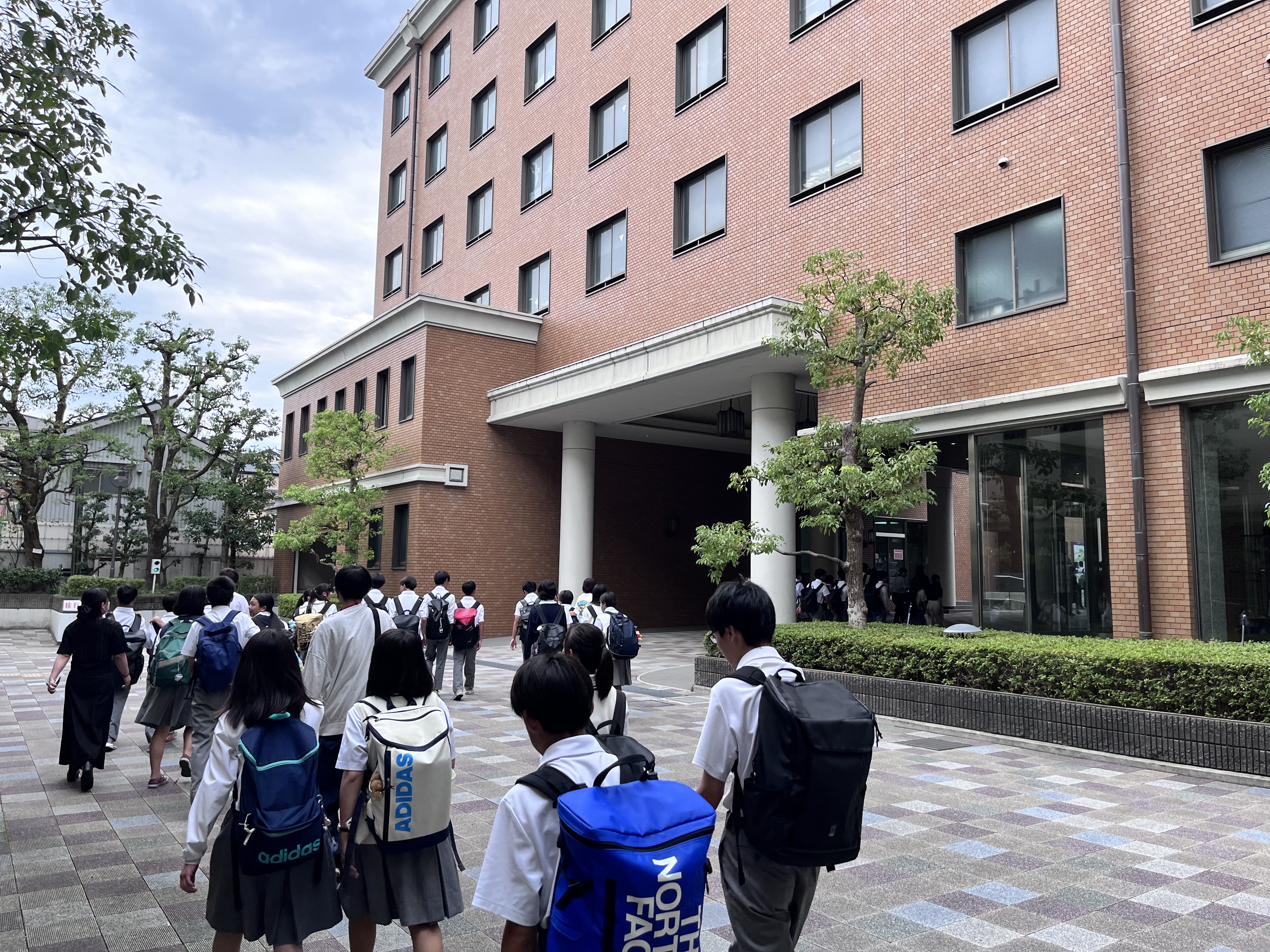京都市立洛北中学校の皆さんが大学見学に来られました！ - 花園大学